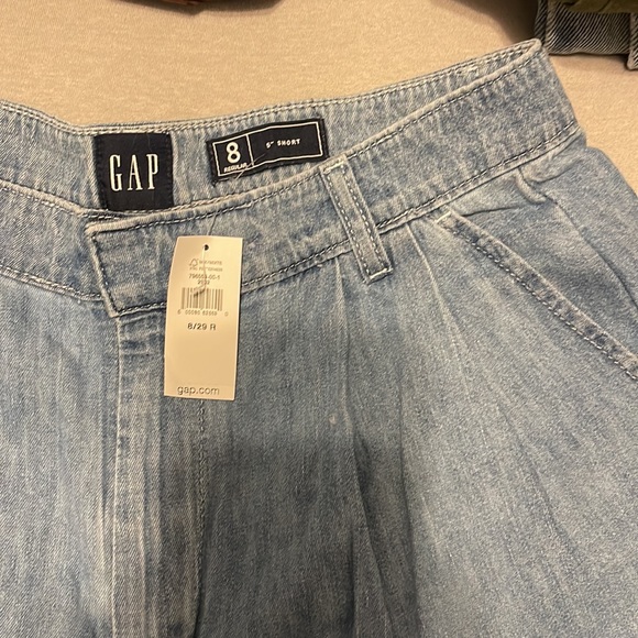New Gap size 8/29 short chambray pleated high rise shorts. - Picture 2 of 8